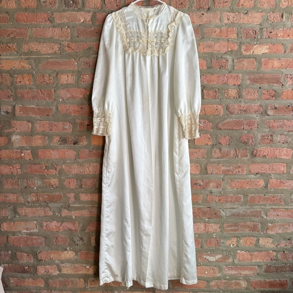 Ivory Vintage Lace Trim Nightgown
